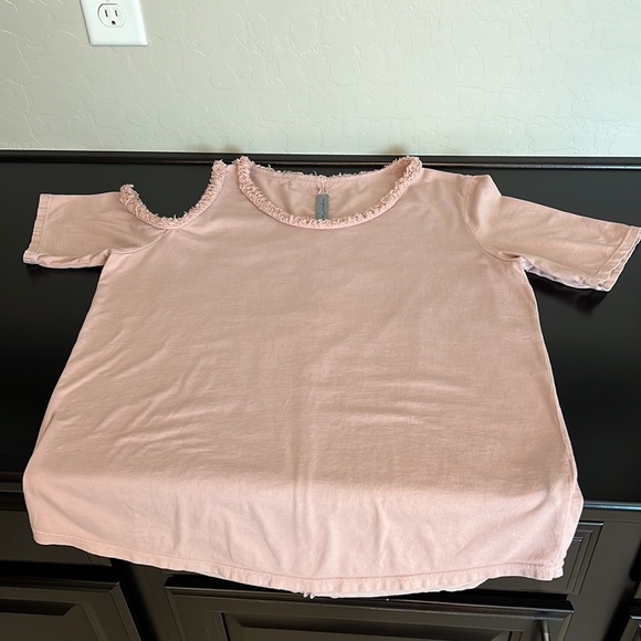 RAQUEL ALLEGRA asymmetrical cold shoulder raw edge cutout Tee, blush, size 1 {M} - Picture 8 of 11